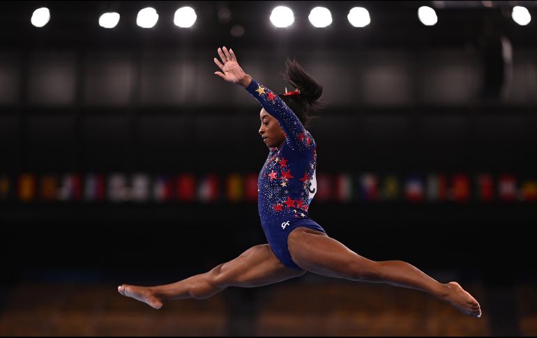 Simone Biles, de 26 años, se ha convertido también en una de las principales voces para que los atletas cuiden su salud mental luego que su experiencia en Japón le puso en el centro del debate. AFP / ARCHIVO