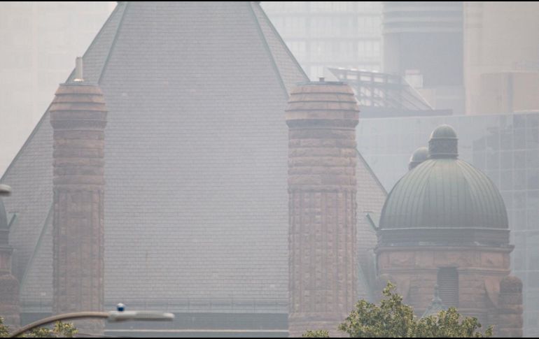 Millones de canadienses sufren los efectos del humo de los incendios forestales en Québec. AP