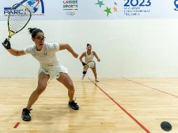 Martínez (derecha) doblegó a Mejía en cuatro sets (11-9, 13-11, 7-11 y 11-6). EFE/F. Spotorno