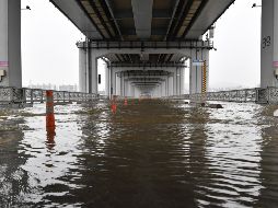 Las lluvias, que se espera que duren hasta última hora del viernes, también han destruido un puente fluvial en la localidad. EFE / ARCHIVO