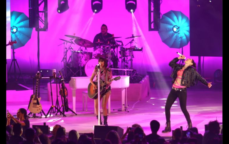 La velada comenzó minutos después de las 21:00 horas, donde un escenario con gran parafernalia y pantallas de gran resolución ya estaban esperando a Ha*Ash, dueto que abrió la noche con canciones como 