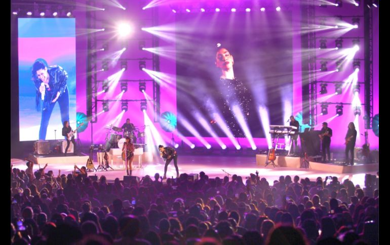 La velada comenzó minutos después de las 21:00 horas, donde un escenario con gran parafernalia y pantallas de gran resolución ya estaban esperando a Ha*Ash, dueto que abrió la noche con canciones como 