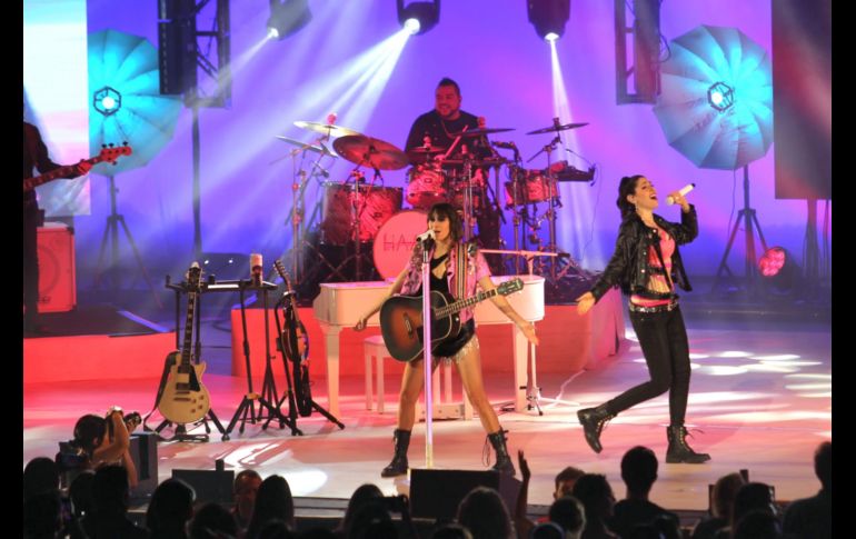 La velada comenzó minutos después de las 21:00 horas, donde un escenario con gran parafernalia y pantallas de gran resolución ya estaban esperando a Ha*Ash, dueto que abrió la noche con canciones como 