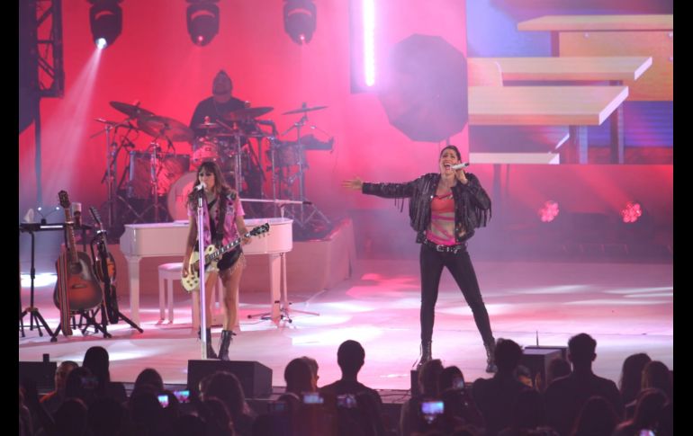 La velada comenzó minutos después de las 21:00 horas, donde un escenario con gran parafernalia y pantallas de gran resolución ya estaban esperando a Ha*Ash, dueto que abrió la noche con canciones como 