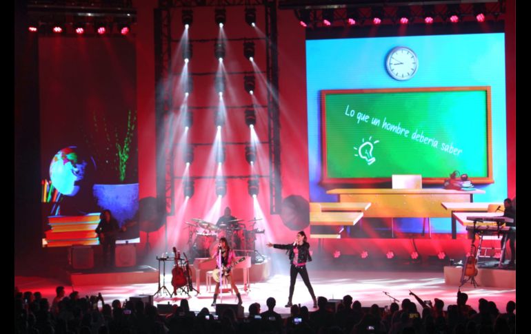 La velada comenzó minutos después de las 21:00 horas, donde un escenario con gran parafernalia y pantallas de gran resolución ya estaban esperando a Ha*Ash, dueto que abrió la noche con canciones como 