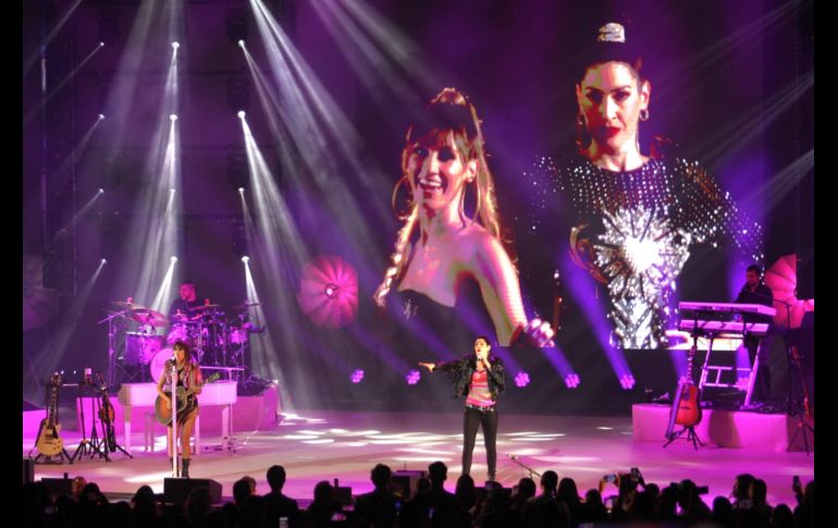 La velada comenzó minutos después de las 21:00 horas, donde un escenario con gran parafernalia y pantallas de gran resolución ya estaban esperando a Ha*Ash, dueto que abrió la noche con canciones como 