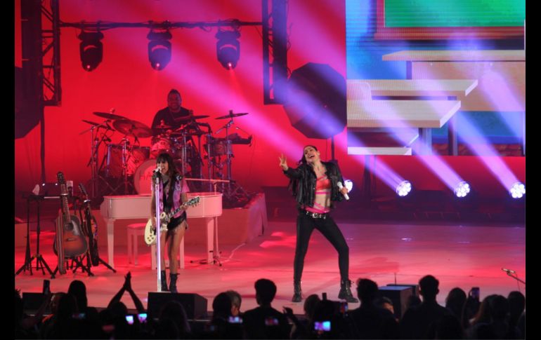 La velada comenzó minutos después de las 21:00 horas, donde un escenario con gran parafernalia y pantallas de gran resolución ya estaban esperando a Ha*Ash, dueto que abrió la noche con canciones como 