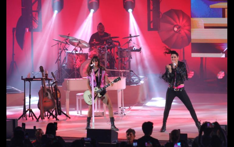 La velada comenzó minutos después de las 21:00 horas, donde un escenario con gran parafernalia y pantallas de gran resolución ya estaban esperando a Ha*Ash, dueto que abrió la noche con canciones como 