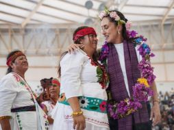 Claudia Sheinbaum fue recibida por un grupo de mujeres de la comunidad otomí. ESPECIAL