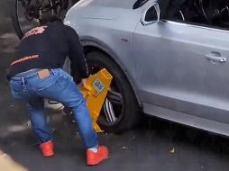 El hombre ya había sido sancionado por estacionarse sobre una línea amarilla en Diagonal San Jorge, esto con su cruce con Avenida Inglaterra. ESPECIAL / Tráfico ZMG