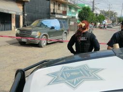 Las dos víctimas quedaron sobre una camioneta Ford Escape de modelo atrasado en color verde, ambos tenían impactos de bala sobre su cabeza. CORTESÍA