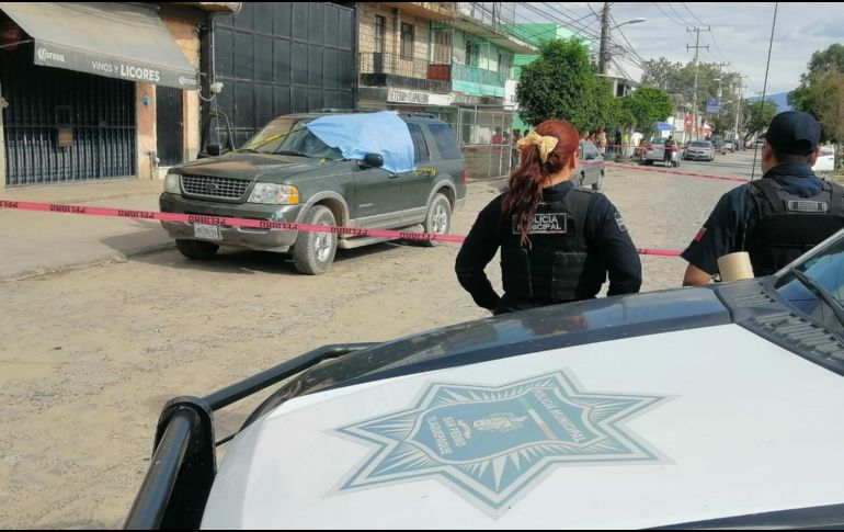 Las dos víctimas quedaron sobre una camioneta Ford Escape de modelo atrasado en color verde, ambos tenían impactos de bala sobre su cabeza. CORTESÍA