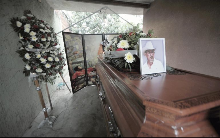 Hipólito Mora, asesinado el jueves, fue velado ayer en su casa, muy cerca de donde ocurrió el atentado, en La Ruana, Michoacán. EFE