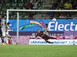 Facundo Cabral vuela el balón en la jugada clave del partido. IMAGO7/E. Reséndiz