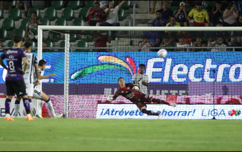 Facundo Cabral vuela el balón en la jugada clave del partido. IMAGO7/E. Reséndiz