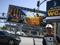 Sería la primera vez que los escritores y actores de Hollywood entran en huelga de forma simultánea desde 1960, cuando el actor Ronald Reagan lideró una paralización que forzó a los estudios a dar el brazo a torcer. AFP / R. Beck