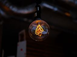 Observa si sólo tu casa se encuentra sin electricidad o si también afecta a los vecinos. Esto te ayudará a determinar si es un problema interno o una falla general en el suministro eléctrico. ESPECIAL /   Foto de freestocks en Unsplash