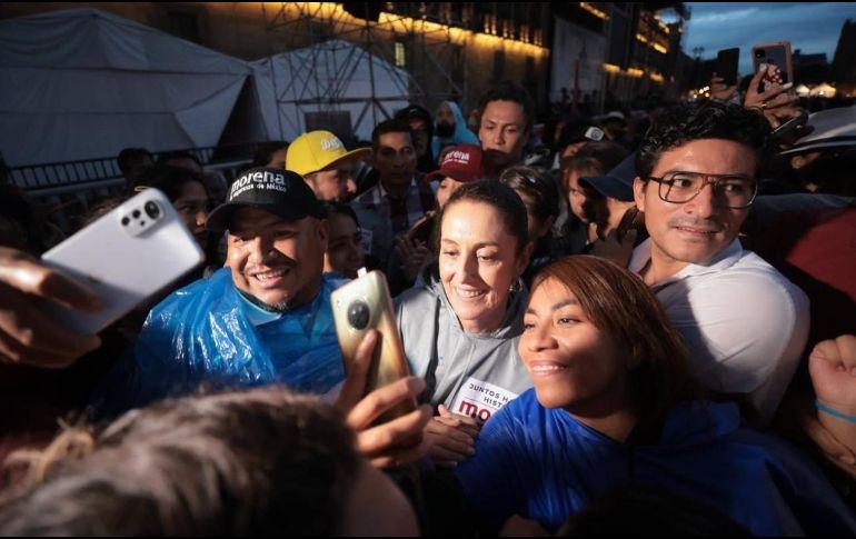 Claudia Sheinbaum en el Zócalo de la CDMX durante la celebración. ESPECIAL