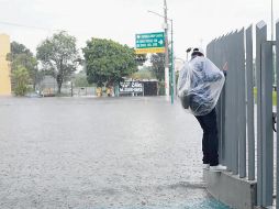 Peatones, ciclistas y automovilistas padecen las inundaciones que se producen en el Área Metropolitana de Guadalajara en cada época de lluvias. EL INFORMADOR/Archivo