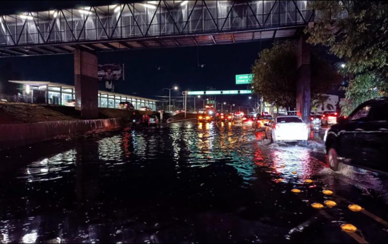 Las inundaciones en la vía pública fueron en Periférico y Pino Suárez con tres vehículos varados. CORTESÍA / Zapopan