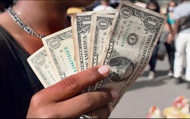 El dólar amanece  a 17.07 pesos al mayoreo. AFP/ ARCHIVO