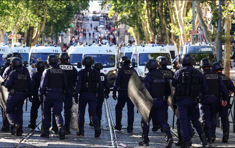 El sábado, al menos 719 personas fueron detenidas, 45 policías resultaron heridos, hubo 871 incendios en la vía pública y desperfectos en 74 edificios. AFP / C. Mahodeau