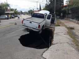 Hasta el momento, no se reportan lesionados por el socavón. ESPECIAL / Coordinación Municipal de Protección Civil y Bomberos de Zapopan