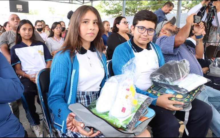 El programa consiste en la entrega de útiles escolares, mochilas y uniformes. ESPECIAL