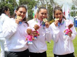 La experiencia de Alejandra Valencia (izq.) y Aída Román (centro) cobijaron a la joven Ángela Ruiz. TWITTER/CONADE