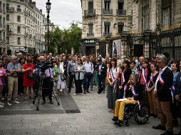 Franceses se reunieron frente a la alcaldía, ayer, en Lyon, Francia, en una muestra de solidaridad. AP