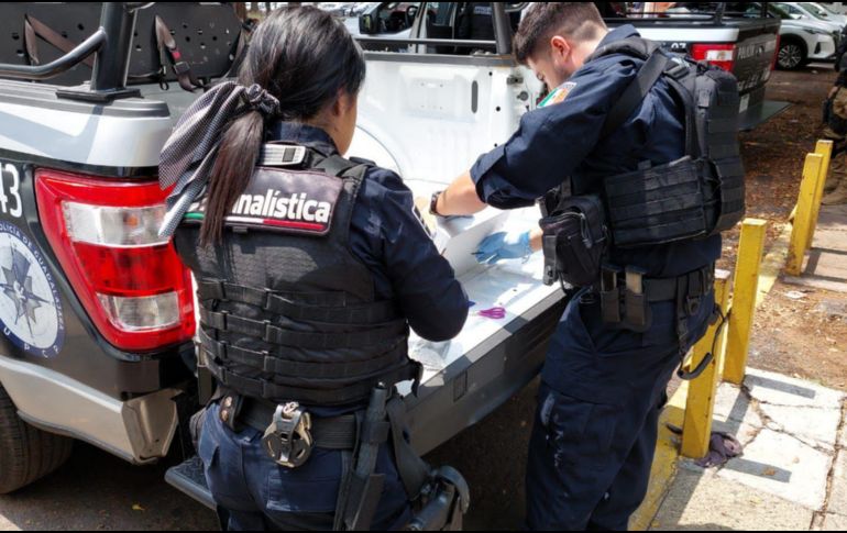 Esto fue durante labores de vigilancia en las cercanías de Avenida 8 de Julio y Jesús Reyes Heroles, los oficiales del escuadrón canino Lobos avistaron a un hombre inhalando solvente de un bote de plástico. CORTESÍA