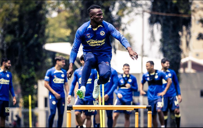 Julián Quiñones ya entrena con casaca americanista. ESPECIAL/Club América