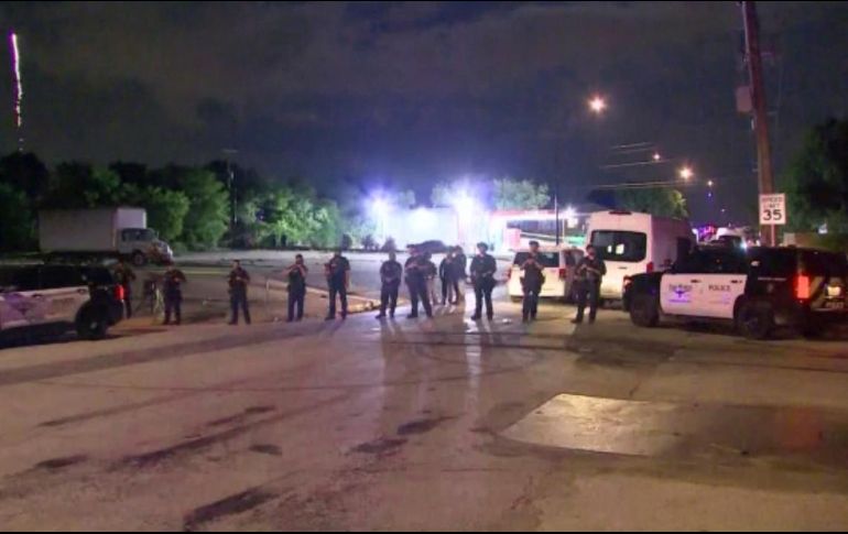 Policías llegaron al lugar del tiroteo y encontraron a varias víctimas. AP