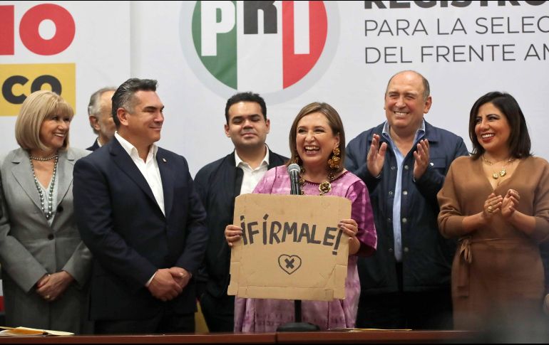 Gálvez recibió su constancia de registro de manos de Alejandro Moreno (izq.), dirigente del PRI. Dijo que ella quería ser jefa de Gobierno de la CDMX, pero “algo le movió el tapete” cuando le cerraron las puertas de Palacio Nacional. SUN/F. Rojas