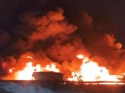 El choque en el que se vieron involucradas varias unidades de tráileres terminó en un incendio sobre la vía. ESPECIAL