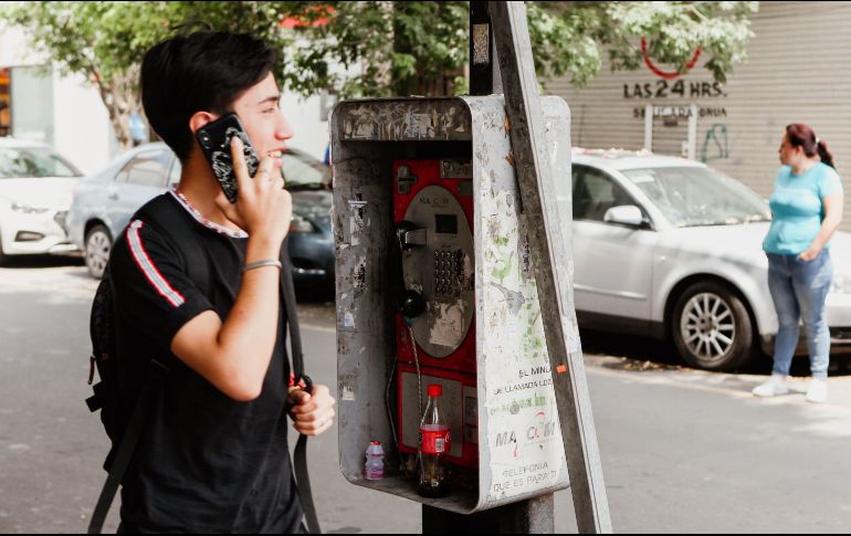 La suciedad se va acumulando en las ranuras de nuestro smartphone, principalmente en las bocinas. EL INFORMADOR / ARCHIVO
