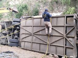 La Policía Vial Estatal informó que apoya en las labores de rescate, mientras que autoridades señalan que hay más de 20 muertos y unos 26 heridos. TWITTER / @PolVial_GobOax