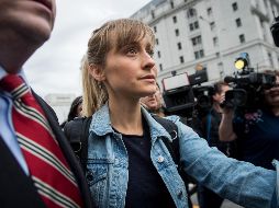 La actriz de Smallville, Allison Mack, evitó una condena más prolongada al cooperar con las autoridades federales en su caso contra Raniere, que finalmente fue sentenciado a 120 años de cárcel. AFP / ARCHIVO