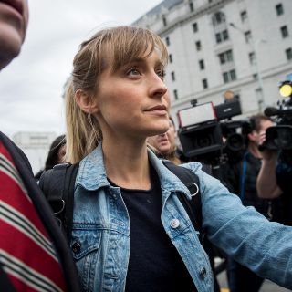 Actriz de "Smallville" sale de prisión tras ser condenada por el caso del grupo NXIVM