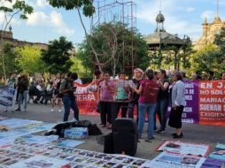 Decenas de personas acudieron a la Plaza Imelda Virgen en el centro histórico tapatío para exigir la reinstalación del antimonumento del 5 de junio. EL INFORMADOR/ M. HERNÁNDEZ