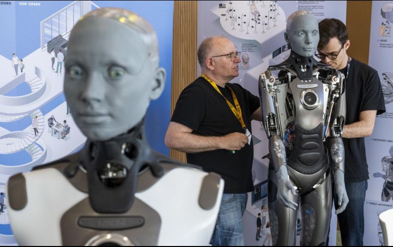 Los dos dispositivos Ameca que se muestran en la cumbre de Ginebra (Suiza) responden preguntas y demuestran algunas de sus habilidades. EFE/ M. Trezzini