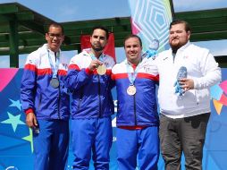 Fidencio González decidió darle la presea a Leuris Pupo para reconocerle su merecido tercer lugar. TWITTER / @SSalvador2023
