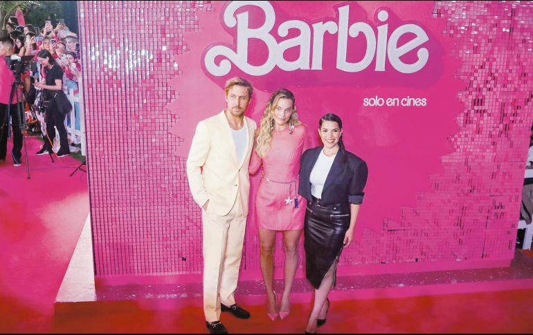 Ryan Gosling y Margot Robbie posan a su paso por la alfombra rosa en México. CORTESÍA