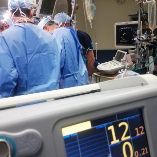 Brazos mecánicos permiten a cirujanos operar con sus pies