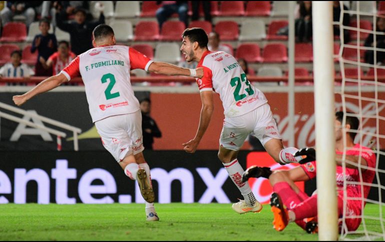 Fabricio Formiliano y Alan Montes destejan el gol que dio a Necaxa su segundo empate en el torneo. IMAGO7/P. Ramírez