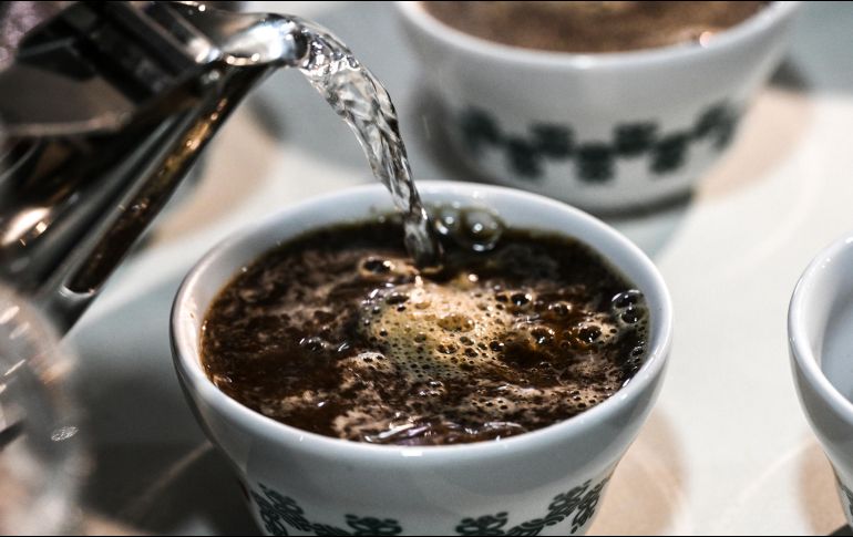 El ingrediente activo del café es la cafeína, la sustancia psicoactiva más común de mayor consumo en el mundo. AFP / ARCHIVO