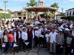 Carlos Lomelí en su visita a Tomatlán con simpatizantes de Morena. ESPECIAL