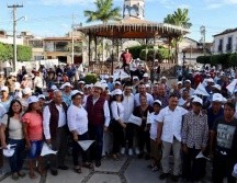 Carlos Lomelí en su visita a Tomatlán con simpatizantes de Morena. ESPECIAL