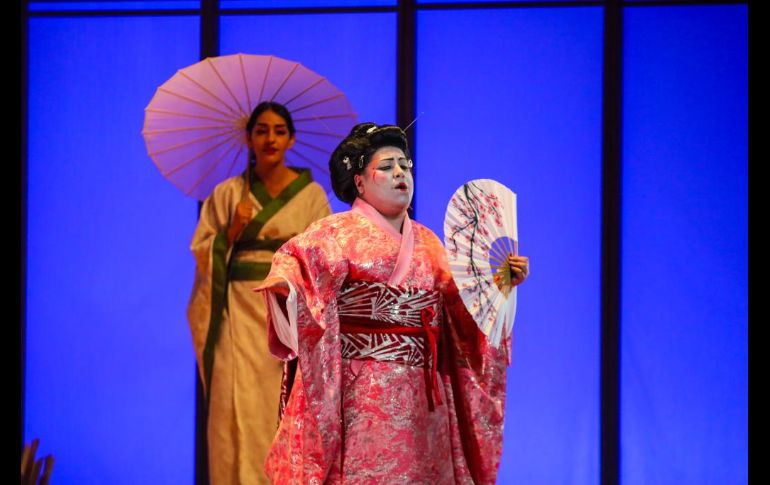 La escenografía minimalista, pero al mismo tiempo tan detallada por la iluminación y los elementos que la componen, envuelven de inmediato a la audiencia. EL INFORMADOR / A. Navarro