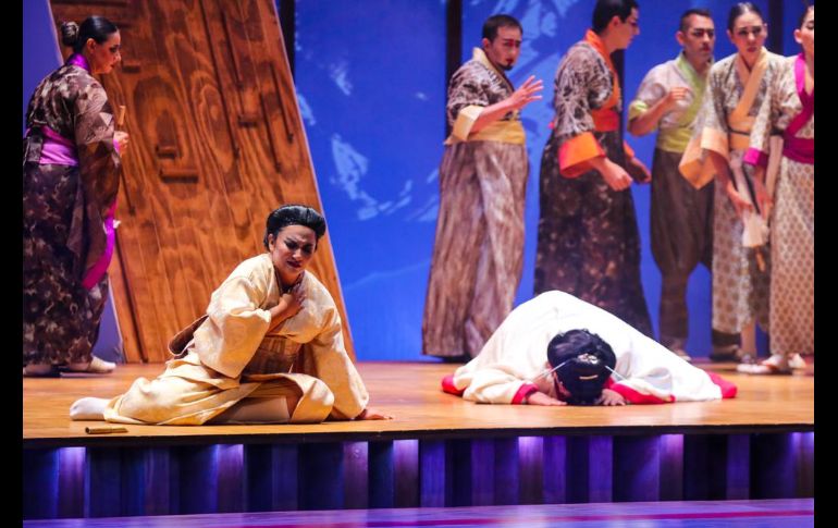 La escenografía minimalista, pero al mismo tiempo tan detallada por la iluminación y los elementos que la componen, envuelven de inmediato a la audiencia. EL INFORMADOR / A. Navarro